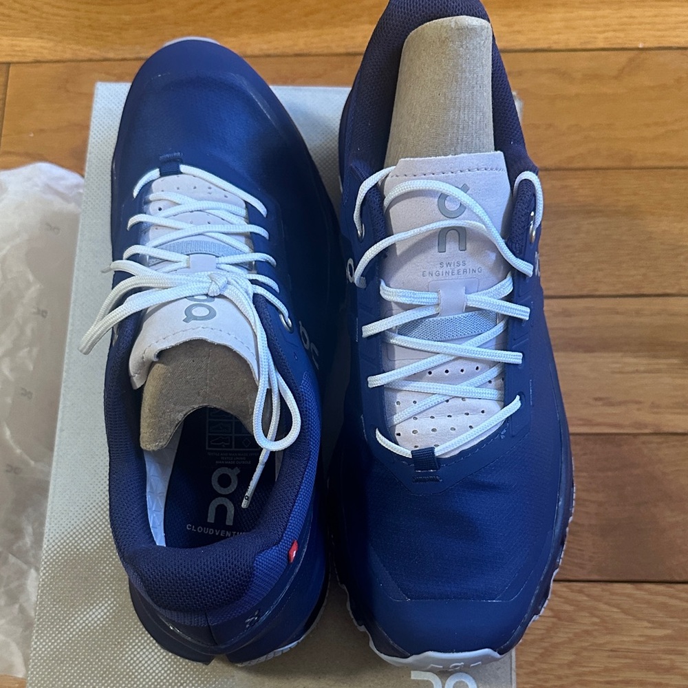 On Running women’s cloudventure Sneakers